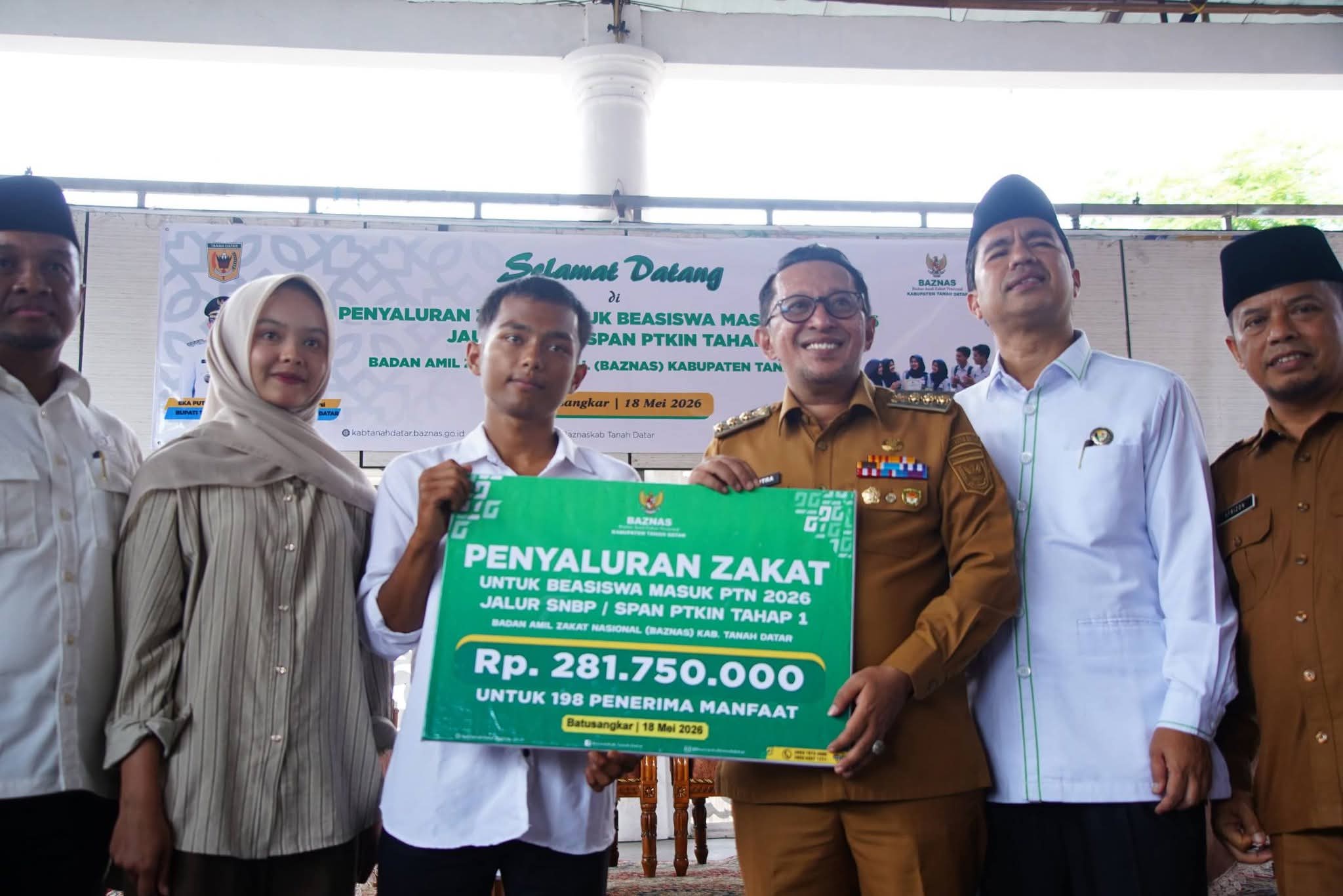 Ketua Baznas DR. Yasmansyah dampingi Bupati serahkan banntuan zakat pendidikan. (chandra antoni)